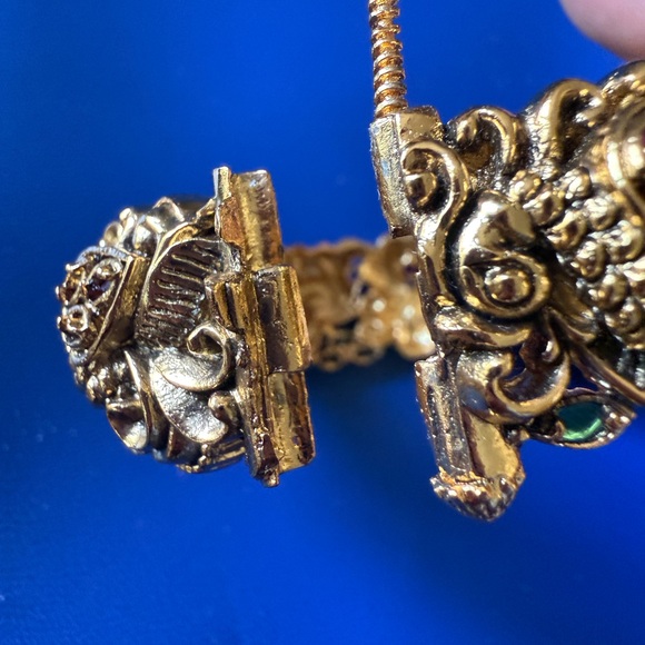 Elegant Gold-Tone Bangles with Intricate Design. Antique design - Picture 2 of 6